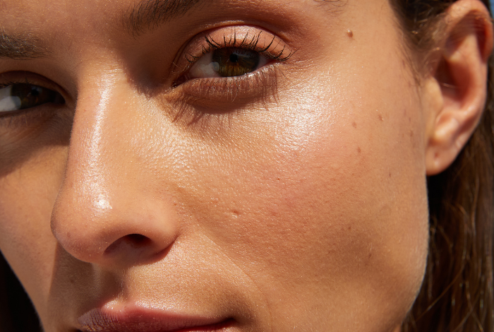 A close-up of a woman's face, accompanied by 6 eye skincare tips 