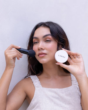 Anti-Ageing Mineral Foundation SPF15 by LAMAV — woman applying powder with a brush | Easy and seamless application