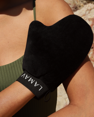 Tan Application Mitt by LAMAV — woman wearing the black mitt on her hand | flawless smooth blending