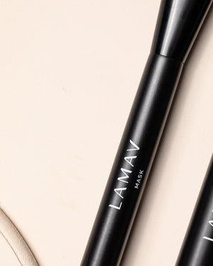 Vegan Mask Brush by LAMAV — close up of the black brush handle | comfortable grip for precision